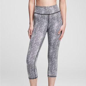 XXL Women's GAP Compression Capris Leggings Gym Pants Black Cheetah Print - NWT